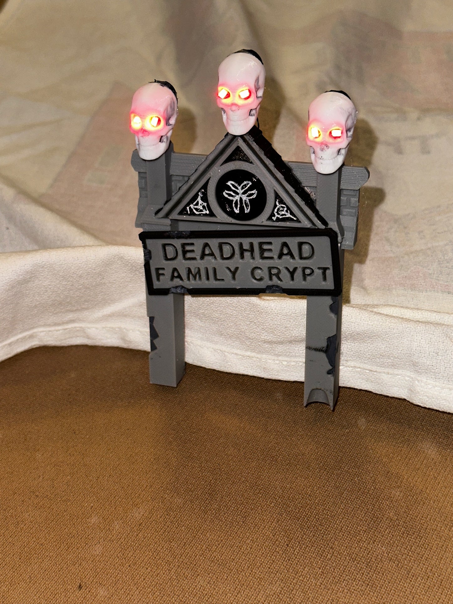 Elvira's House of Horrors Pinball Illuminated Blood Red Kiss Crypt Sig ...